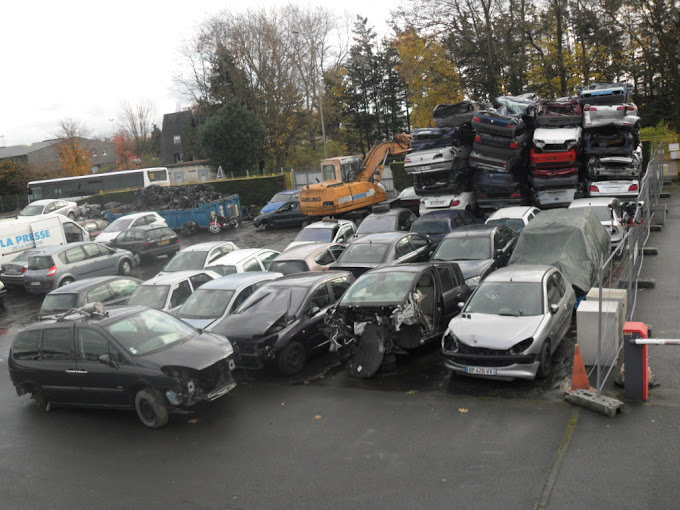 Auto Destruction - Photo 2