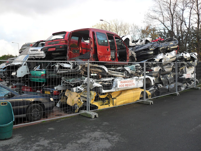 Auto Destruction - Photo 3