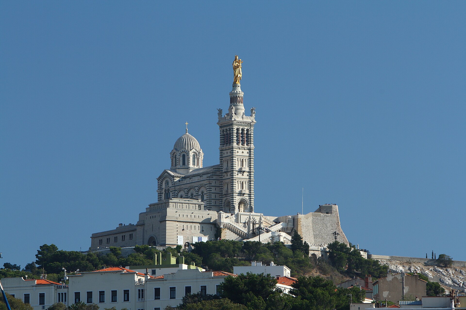 Épaviste à Marseille Notre dame de la garde à Marseille