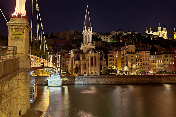 Épaviste à Lyon Une vue nocturne de la ville de Lyon