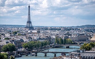 Épaviste à Paris Une vue aérienne de la ville de Paris avec une vue sur la seine