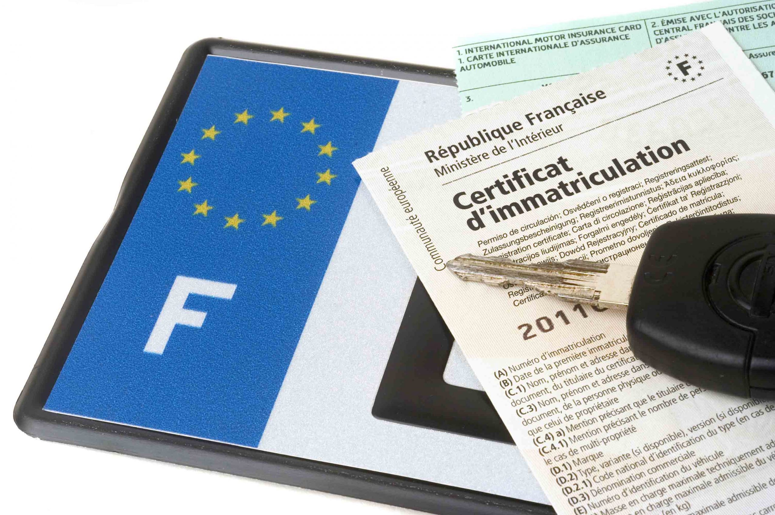 une plaque d'immatriculation et une carte grise une plaque d'immatriculation et une carte grise