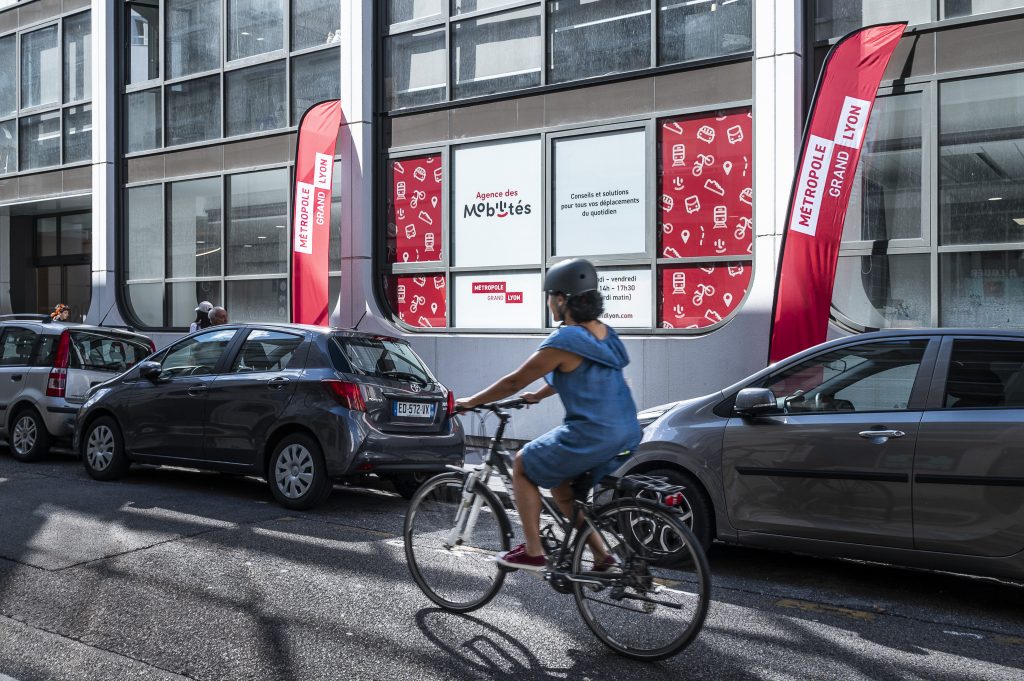 Photo d'une rue animée de Lyon, illustrant la Zone à Faibles Émissions (ZFE) et ses impacts. Photo d'une rue animée de Lyon, illustrant la Zone à Faibles Émissions (ZFE) et ses impacts.