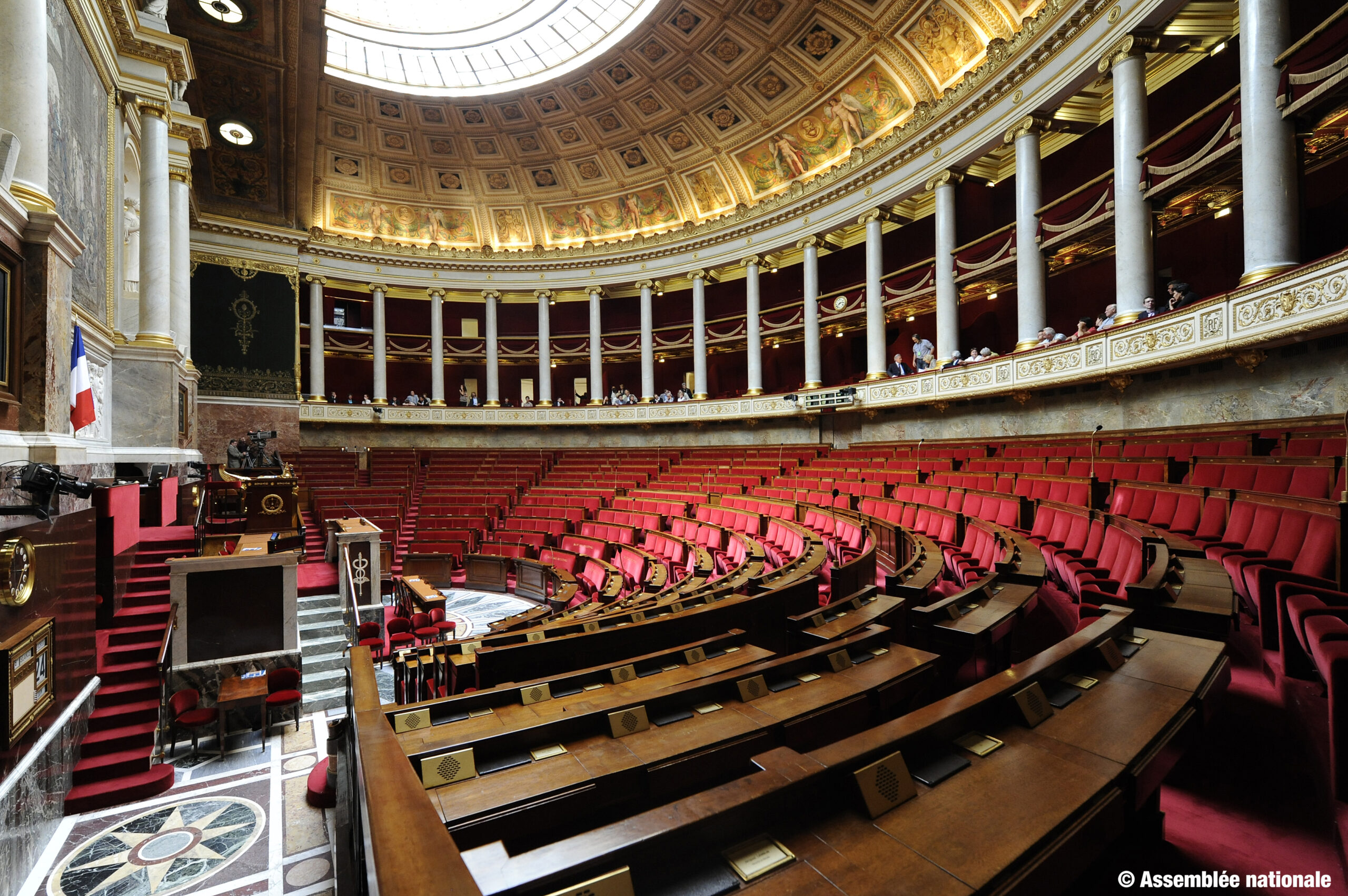 Hémicycle vide, symbolisant les décisions politiques prises pour la mise en place de la ZFE à Lyon. Hémicycle vide, symbolisant les décisions politiques prises pour la mise en place de la ZFE à Lyon.