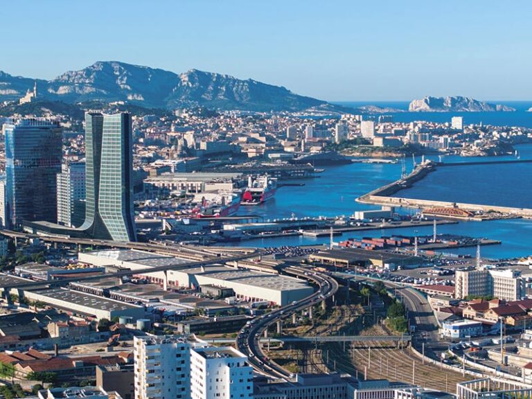 Infographie des vignettes Crit'Air expliquant les différentes classifications pour la ZFE de Marseille. Infographie des vignettes Crit'Air expliquant les différentes classifications pour la ZFE de Marseille.